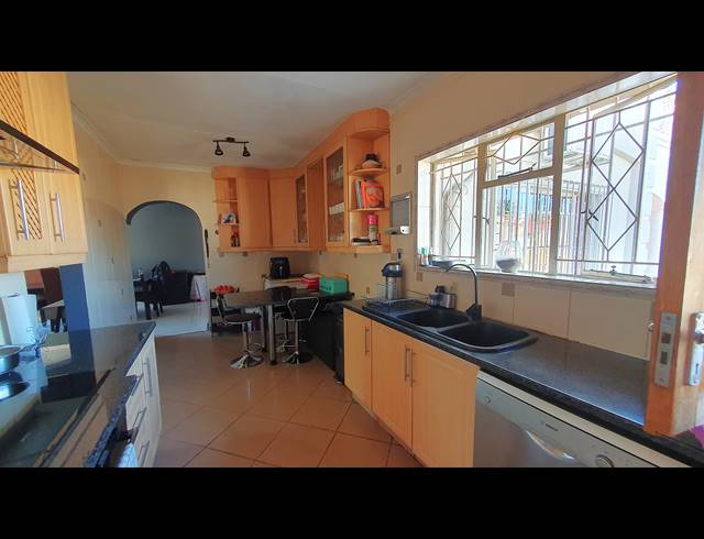 4 BEDROOM FREEHOLD FOR SALE IN BRACKENDOWNS